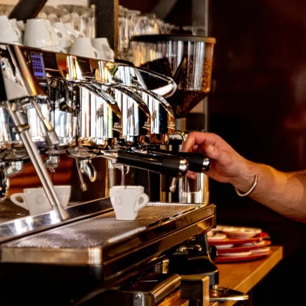 Commencez la journée avec le café d'exception de Maison Richard, servi par notre équipe dès 8h. Découvrez une expérience caféinée de qualité pour bien démarrer votre journée chez nous.