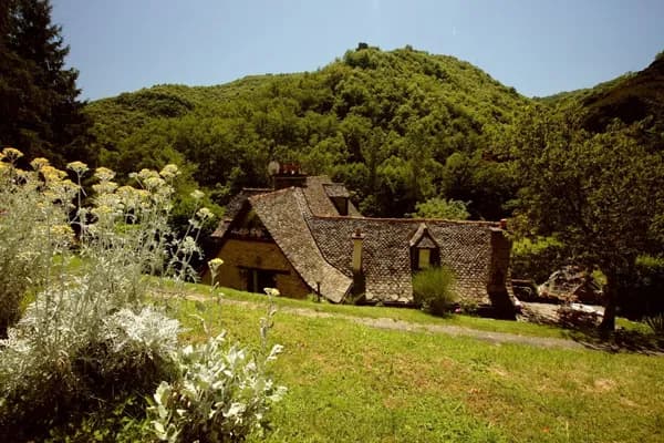 La Maison des Sources propose 4 chambres , toutes décorées à l'ancienne avec une cuisine entièrement préparée "maison" avec des produits locaux en cheminée ou à la cocotte
la "table d'hôtes" est proposée à 19h15 en coordination avec les orgues et lumières du soir 21h à l'abbatiale de conques
les petits déjeuners sont de 8h à 9h30 à la table d'hôtes