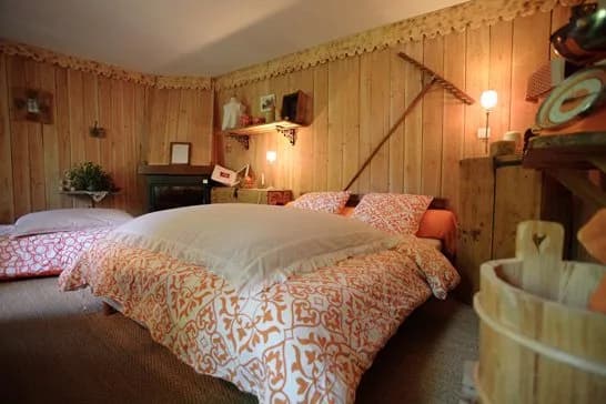 La Maison des Sources - Chambre "boisée" 79€ pour 1 personne / 89€ pour 2 personnes / 109€ pour 3 personnes
Petits déjeuners compris