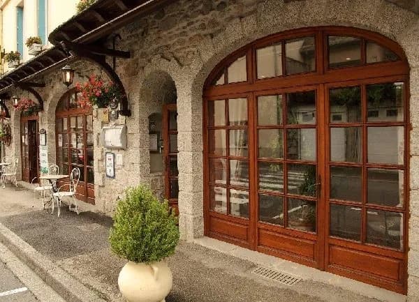 Façade de l'Hôtel des Deux Vallées