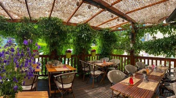Auberge Saint Fleuret - Terrasse du restaurant