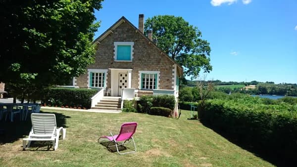 Gîte au bord du lac de Villefranche de Panat