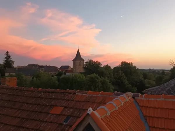 Vue sur le clocher de l'église depuis la terrasse à l'étage