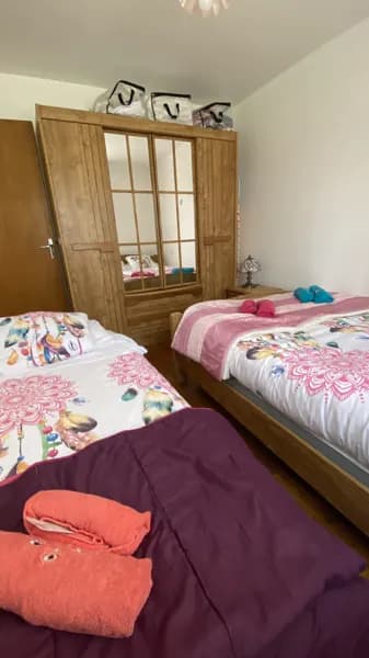 Première chambre vu depuis la fenêtre (avec lit d'une personne en plus sur demande et en sus)