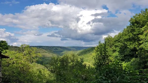 Vue panoramique de la chambre sur la vallée de Marcillac - Gîte La Fontanelle