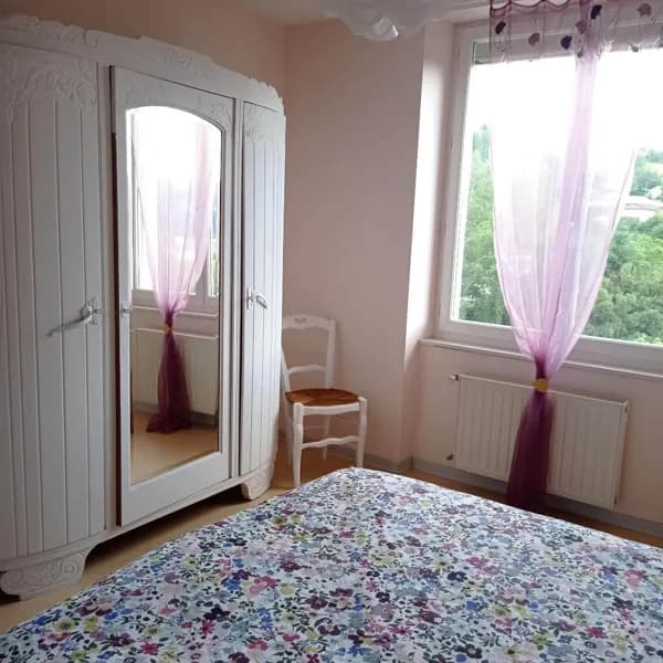Chambre 1 : Grande armoire avec penderie