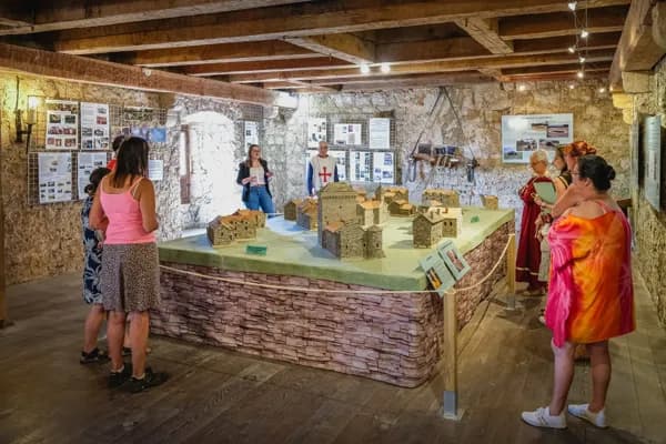 Le Viala du Pas de Jaux - visite de la Tour Hospitalière