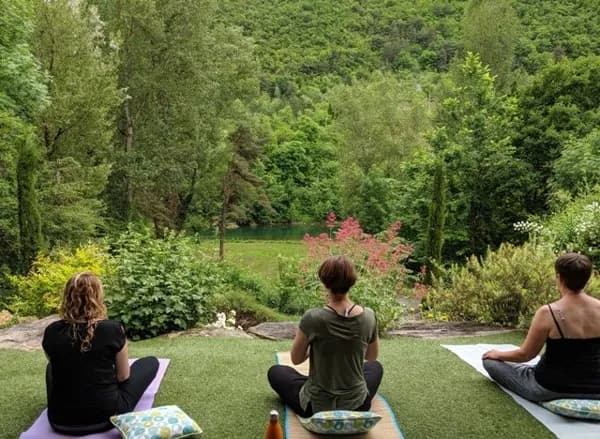 Gite Emeraude Design Nature yoga gorges du tarn gite au bord de l'eau