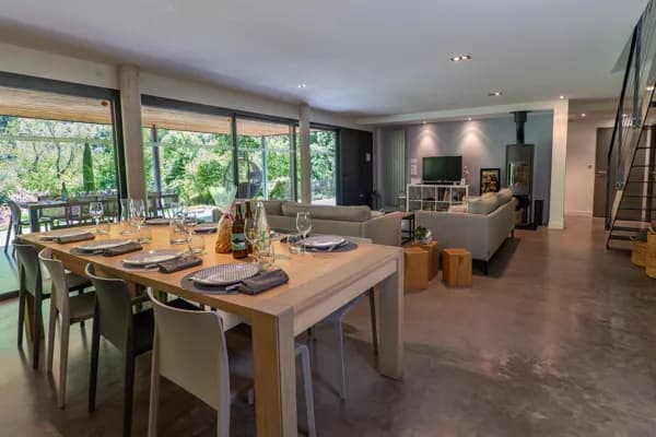 Pièce à vivre, ambiance naturelle et contemporaine, accès adapté aux personnes à mobilité réduite.