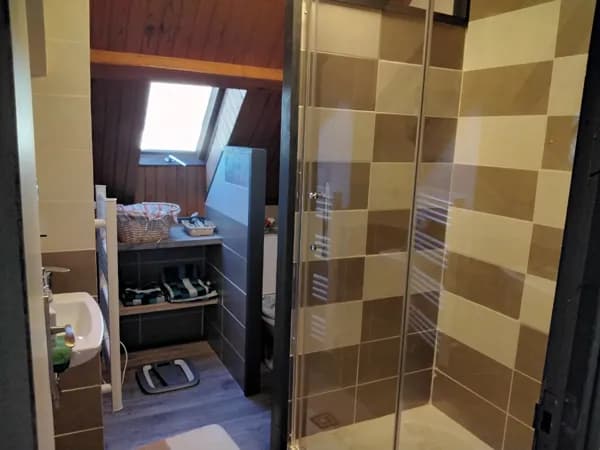 Salle de bain avec douche et wc a partagé, en face de la 2eme chambre