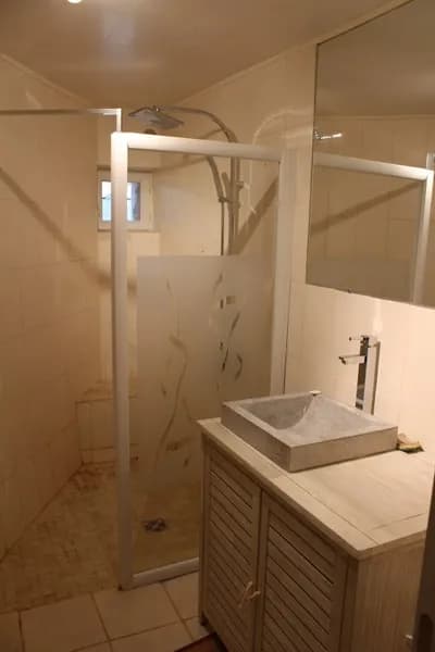 Gîte de Pilou - S Bertrand la salle d'eau avec une grande douche à l'italienne et un lavabo (une vasque). Au Rez de chaussée