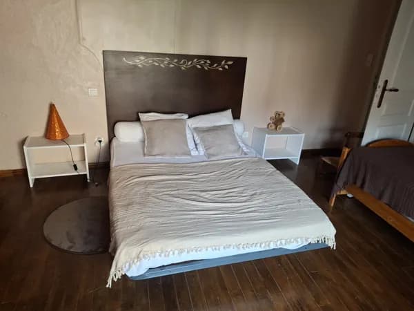 Une première chambre à l'étage avec un lit à 140