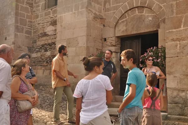 visite guidée devant l'église Saint Michel