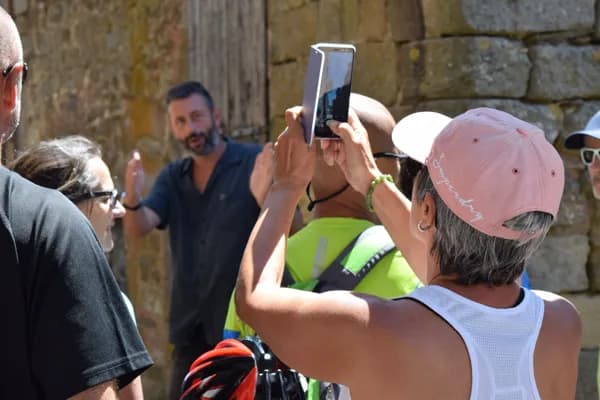 Passage dans une ruelle étroite du village pendant la visite guidée