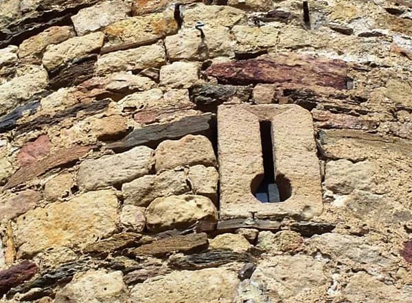Vestiges des remparts de Castelnau-Pégayrols