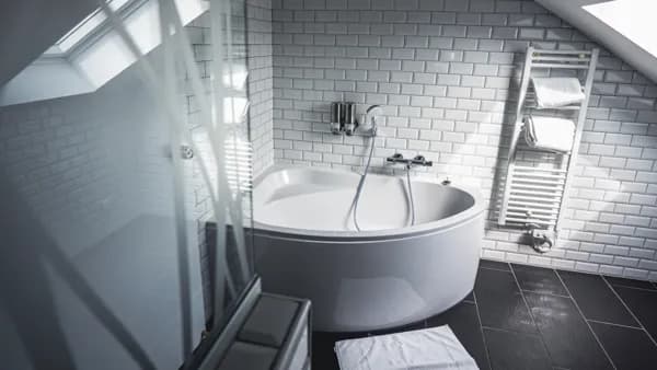 Salle de bain avec baignoire (sur demande)