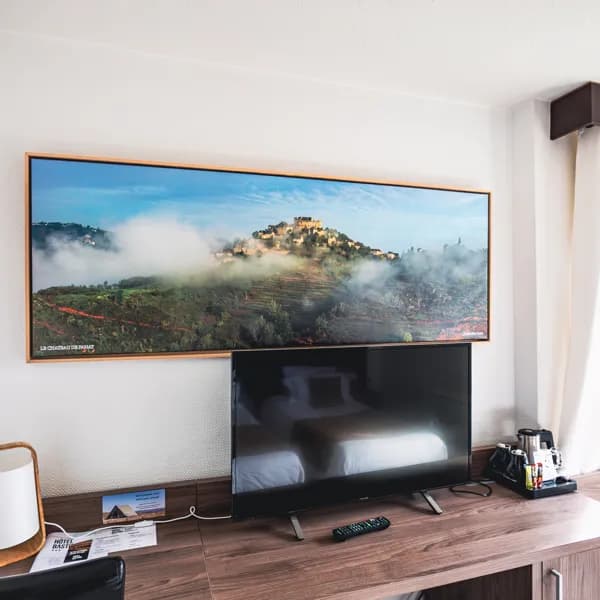 Télévision et bureau de travail