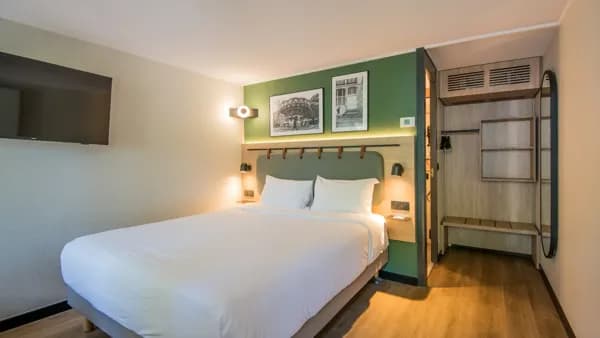 Chambre avec un grand lit