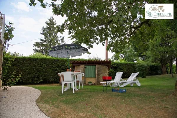 Mobilier de jardin (table, chaises, parasol et transats). Mais aussi barbecue, bois à disposition et sur demande