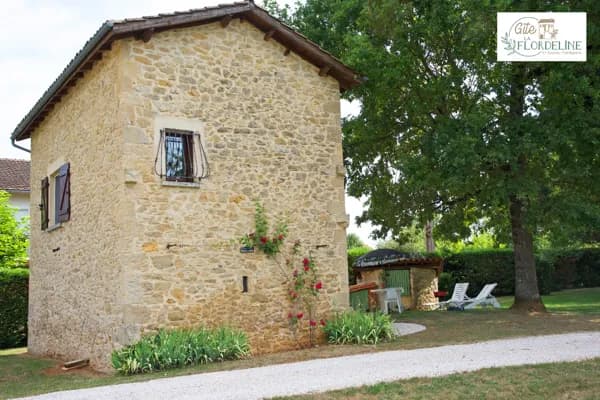 Côté du gîte avec vue sur le terrain ombragée