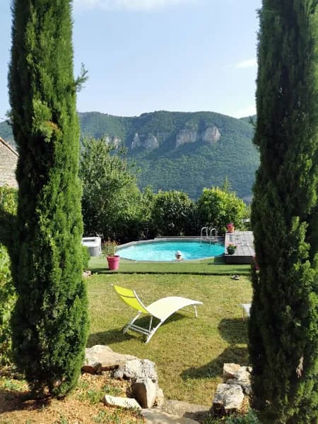 Espace Extérieur – Confort, Loisirs & Bien-Être en Pleine Nature
Au Soleilo, profitez d’un espace extérieur d’exception, pensé pour la détente, le plaisir et la convivialité.
Ouvert à toutes les chambres et gîtes en pleine saison, cet espace premium vous offre un cadre unique au cœur des Gorges du Tarn.
🏊♂️ Piscine extérieure panoramique
Une piscine parfaitement intégrée dans le paysage, entourée de nature et offrant une vue dégagée sur les falaises et la vallée.
Un lieu idéal pour se rafraîchir, se détendre ou simplement savourer le soleil d’Aveyron et de Lozère.
✨ Spa extérieur jacuzzi
Profitez d’un moment de pure relaxation dans notre spa extérieur.
Bulles, chaleur douce et ambiance nature… l’expérience bien-être en version grand air.
🏓 Table de ping-pong
Un espace de loisirs pour partager un moment fun en couple, en famille ou entre amis.
Parfait pour animer vos fins de journées.
🍽️ Cuisine d’été & plancha
Une cuisine extérieure entièrement équipée avec plancha, idéale pour préparer un repas en plein air.
Un véritable plaisir de cuisiner en terrasse, dans un cadre naturel exceptionnel.