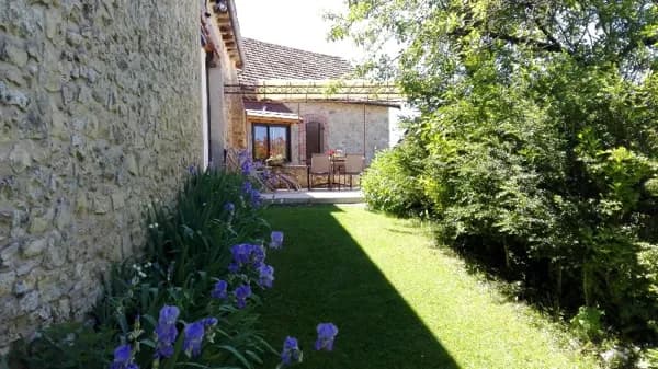 Accès à la terrasse fleurie