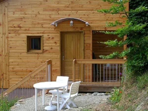 La Maisonnette en Bois - entrée et terrasse