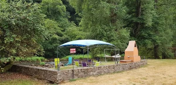 Coin barbecue 2 en bord de rivière