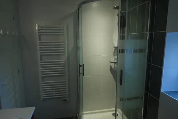 Douche ample et chauffe -serviettes électrique