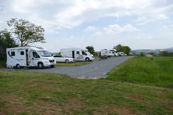 Aire de camping-car : 6 emplacement à la ferme