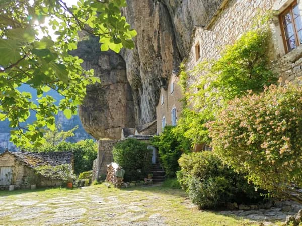 Randonnée du point sublime dans les gorges du Tarn
(Compter 45min-1h en voiture pour se rendre au départ de la randonnée - Celle-ci grimpe beaucoup, il faut être à l'aise mais en vaut le détour, retour en boucle en passant par un petit village troglodyte - Si vous souhaitez la faire, n'hésitez pas à me demander des infos, ça sera avec plaisir)