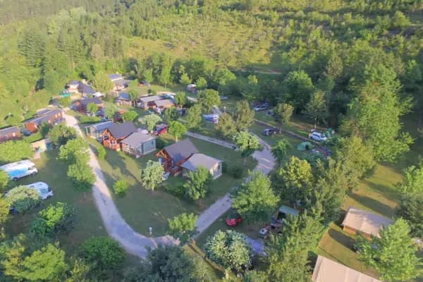 Vue aérienne du Camping La Cascade en Lozère