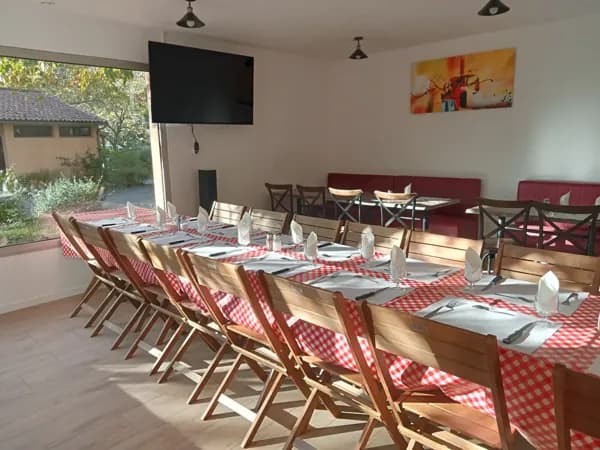 Salle intérieure équipée avec télévision, idéale pour une soirée karaoké ou jeux... un moment inoubliable