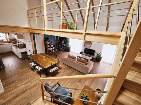 Un grand espace confortable, dédié à la convivialité. Vous y trouverez des jeux, une bibliothèque participative ainsi qu'un écran pouvant être relié à un ordinateur pour regarder un film ou tout ce qui vous plaira grâce au wifi