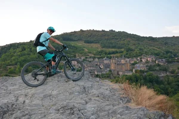 Sur les pas de Pierre Soulages en VTT AE