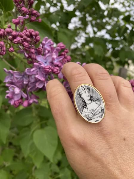 Bague en vaisselle ancienne
Médaillon : vieille assiette parlante en faïence
Apprêt : étain/argent finition or 24 carats