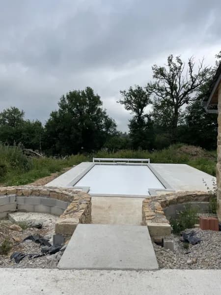 Piscine couverte avec volet