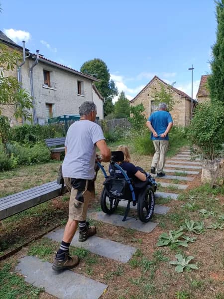 Dans le village de Laramière