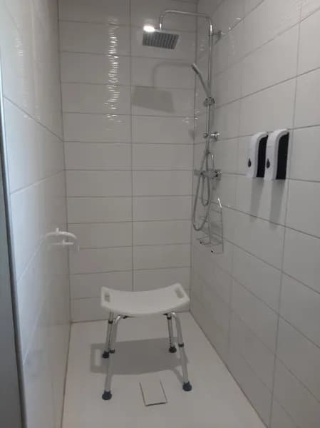 Douche n°1 PMR avec siège et barre