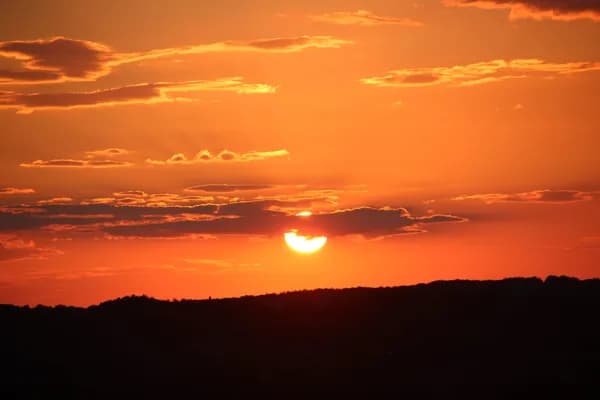 un magnifique couché de soleil devant le pigeonnier