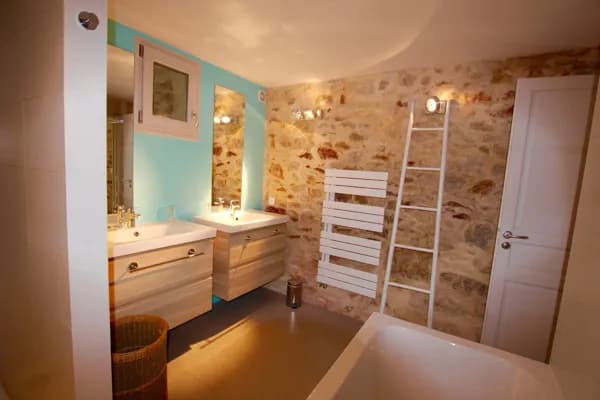 une des 2 salles de bain ( baignoire et douche ) et une troisième avec une douche