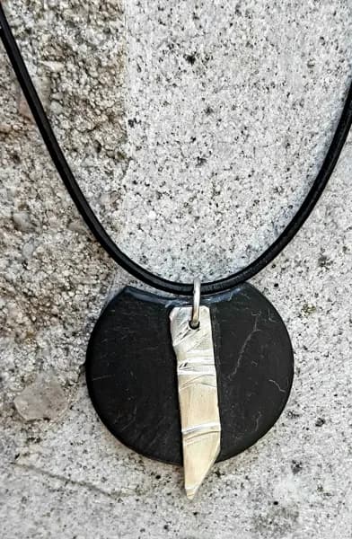 Pendentif alliant ardoise et argent