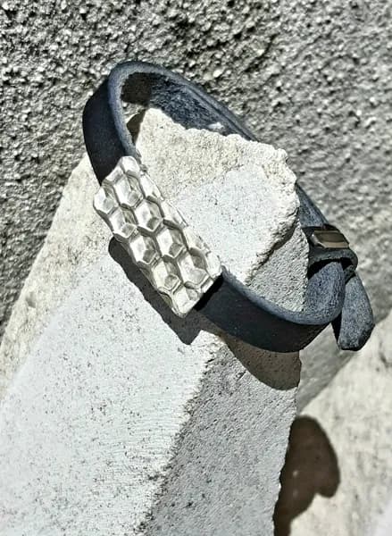 Bracelet aussi bien pour homme que pour femme en cuir et argent
