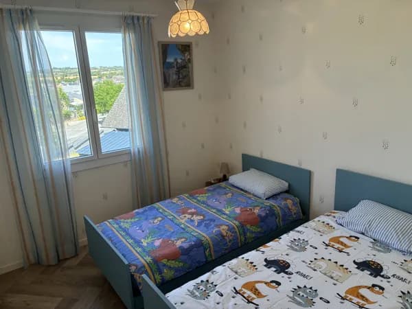 Chambre avec lit simple