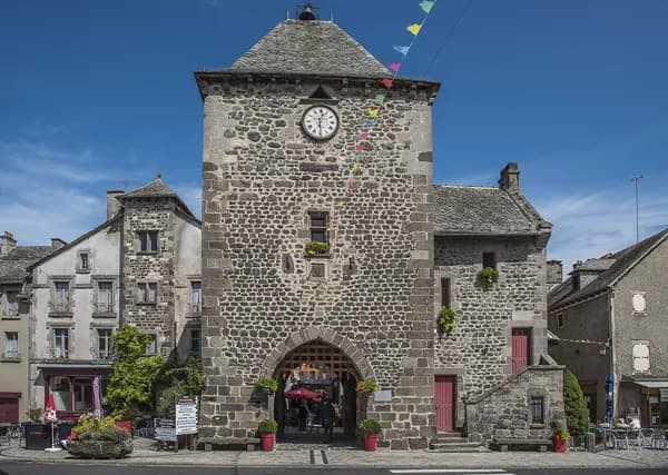 Passez sous la célèbre Tour, et entrez dans le centre historique