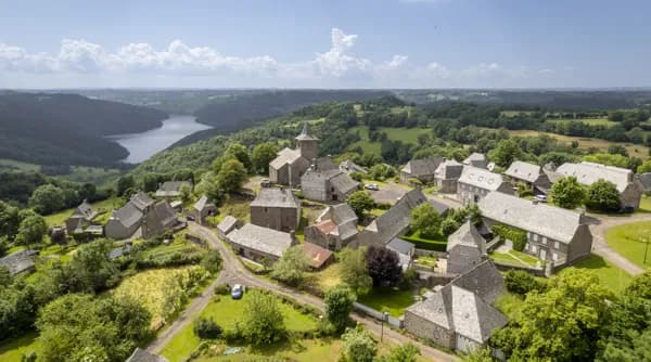 Vines, vue sur le lac de Sarrans et les Monts du Cantal