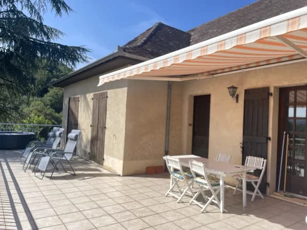 Terrasse avec store électrique, table avec possibilité de rallonge, 8 chaises, 4 transats basculants