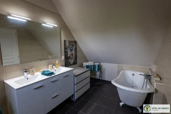 Vue de la salle de bains de la chambre à l'étage