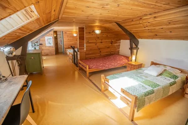 chambre à l'étage avec 4 lits , wc, petit climatiseur, armoire, commode, bureau