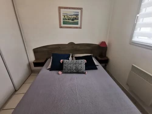 Le 2 de la Maison Bleue- Une des deux chambres avec un grand lit